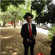 Docente di economia aziendale impartisce lezioni a studenti liceali e universitari in materie economiche